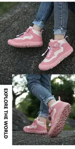 Detailansichten von rosa-beigen Kinderwanderschuhen mit rutschfester Gummisohle für draußen