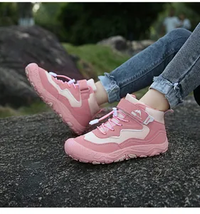 Detailansicht rosa Kinder-Wanderschuhe mit rutschfesten Gummisohlen und atmungsaktivem Netz