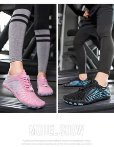 Nahaufnahme von minimalistischen Barfußschuhen mit atmungsaktivem Mesh und Gummisohle