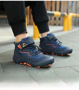 Detailansicht der rutschfesten Sohle und des Mesh-Materials bei Kinder-Sportschuhen
