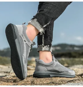 Detail showing the durable rubber outsole and anti-slip texture of the men's grey sneaker