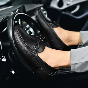 Ανδρικά δερμάτινα loafers με κόκκους και αγκράφα σε εσωτερικό πολυτελούς αυτοκινήτου