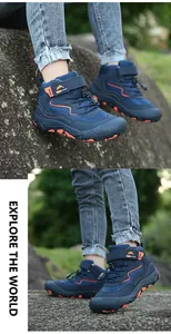 Detail von Kinder-Outdoorschuhen mit verstärkter Kappe und griffiger orangefarbener Sohle