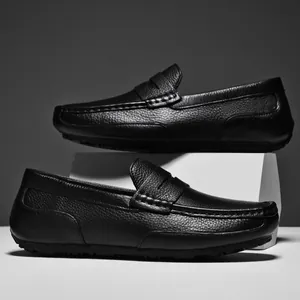 Ανδρικά loafers από γνήσιο μαύρο δέρμα με ανάγλυφη υφή και κλασικό διακοσμητικό λουράκι