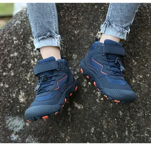Detail von Kinder Wanderschuhen mit rutschfester Sohle und orangefarbenen Akzenten