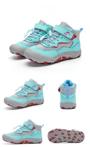 Detailansicht der Kinder-Outdoor-Schuhe mit rutschfester Gummisohle und Klettverschluss