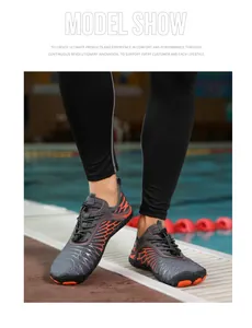 Schnelltrocknende Wasserschuhe mit orangefarbenem Mesh und Kordelzug am Poolrand