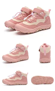 Detailansicht der rosa Kinder-Outdoorschuhe mit rutschfester Sohle und Klettverschluss