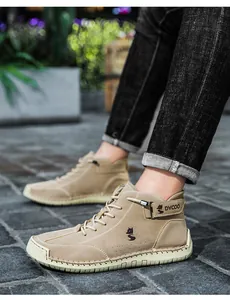 Nahaufnahme der khakifarbenen Wildlederstiefel mit seitlicher Schnalle und Fuchslogo