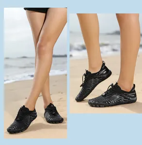 Detailansicht der schnelltrocknenden Wasserschuhe mit rutschfester Gummisohle am Strand
