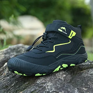 Scarpe outdoor per bambini in nero e verde con suola in gomma antiscivolo