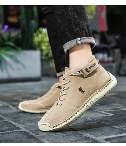 Detailansicht der khakifarbenen Wildlederstiefel mit handgenähter Sohle und Klettverschluss