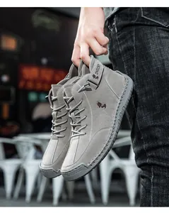 Detailansicht der weißen Ziernaht und Gummisohle der dunkelgrauen hohen Freizeitschuhe