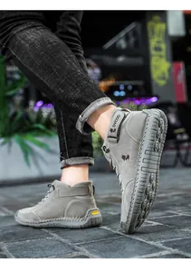Detailansicht grauer Wildleder-Freizeitstiefel mit Klettverschluss und Gummisohle