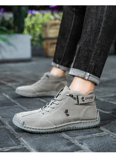 Detailansicht grauer Wildleder-Freizeitstiefel mit genähter Gummisohle und Logo-Details