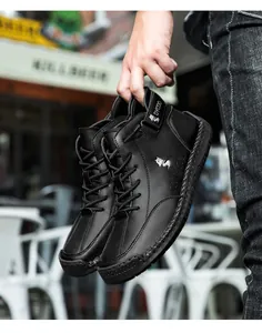 Detailaufnahme schwarzer Schnürstiefel aus Leder mit handgenähter Sohle und Wolfslogo