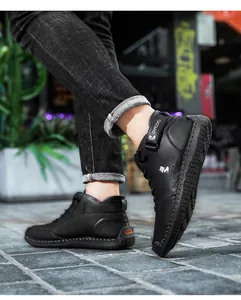 Detailansicht der schwarzen Leder-Boots mit Logo-Druck und Kontrastnähten für Herren