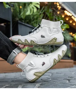 Detail von High-Top-Sneaker mit Sockenkragen und robuster Wellengummisohle