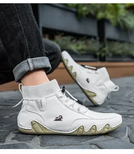 Detail eines weißen High-Top-Sneakers mit Strickkragen und welliger rutschfester Gummisohle