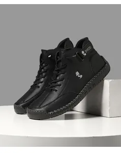 Detailansicht der schwarzen High-Top-Stiefel mit Handnaht und feiner Litschi-Lederstruktur