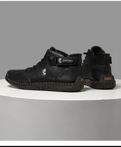 Detailansicht schwarzer Lederstiefeletten mit Naht und Fuchskopf-Logo an der Seite