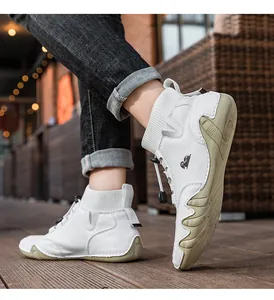 Dynamische Ansicht weißer High-Top-Sneaker aus Leder mit Strick-Söckchen und Logo
