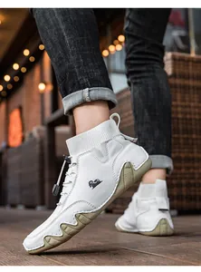 Nahaufnahme weißer High-Top-Sneaker mit Strickbündchen und langlebiger Gummisohle im Freien