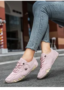 Outdoor-Freizeitschuhe aus rosa Wildleder mit Ziegenstickerei und robuster Gummisohle