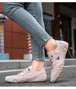 Nahaufnahme von rosa Nubuk-Freizeitschuhen mit rutschfester Gummisohle im Freien getragen