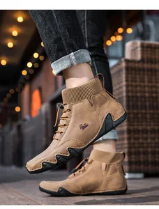 Braune High-Top-Freizeitschuhe mit Strickkragen und markanter gewellter Gummisohle