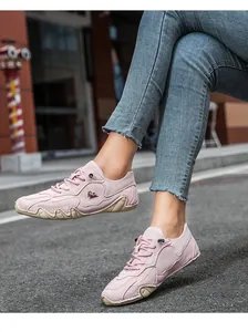 Seitenansicht der Damen-Outdoor-Schuhe in Rosa mit rutschfester Sohle im Freien