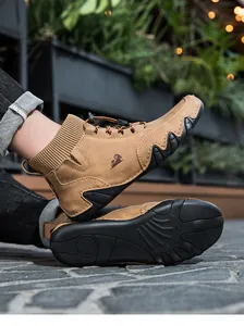Detail von Kamel-Nubukleder Outdoor-Stiefel mit Strick-Sockenkragen und Profilsohle