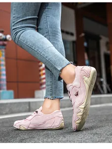 Detail eines rosa Wildleder-Trekkingschuhs mit robuster gelber Gummisohle für Damen