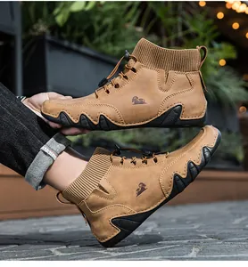 Detailsicht der High-Top-Freizeitschuhe mit Strickkragen und rutschfester Wellen-Laufsohle