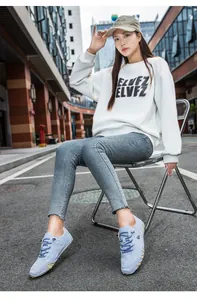 Hellblaue Outdoor-Sneaker für Damen und Herren kombiniert mit schmalen Jeans