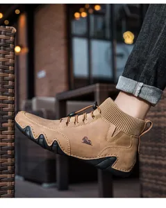 Detail der braunen Outdoor-Sockenstiefel mit Rippstrickkragen und Widder-Logo auf hohem Design