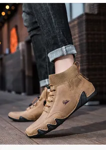 Nahaufnahme brauner Outdoor-Stiefel mit Strick-Sockenkragen und welliger Antirutschsohle