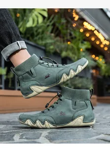 Outdoor-Aufnahme von High-Top-Freizeitschuhen mit Strickkragen und rutschfester Gummisohle