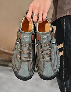 Dettagli della cucitura manuale e suola in gomma su stivali outdoor in nabuk da uomo