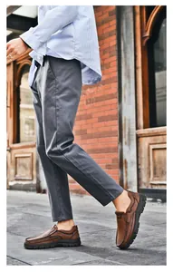 Mocassini casual da uomo in pelle marrone con dettagli cuciti a mano e suola in gomma