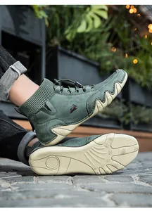 Detailansicht grüner Wildleder-Wanderschuhe mit Sockenkragen und Wellengummisohle