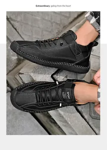 Dettagli delle cuciture fatte a mano e del logo SPORT su stivaletti Martin in pelle nera