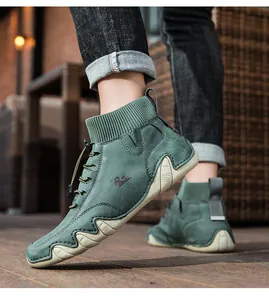 Detail von High-Top-Sneakern mit Strickbündchen und Ziegen-Logo an der Außenseite
