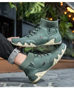 Details grüner High-Top-Freizeitschuhe mit Strickbündchen und elastischen Kordelzügen