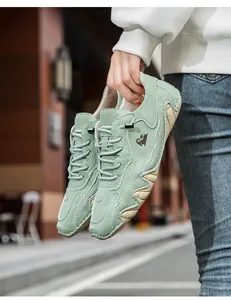 Detail von minzgrünem Wildleder-Outdoorschuh mit robuster Wellen-Gummisohle