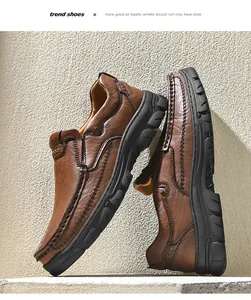 Dettaglio scarpa casual in pelle marrone con cuciture a mano e suola in gomma antiscivolo