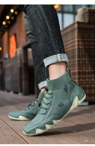 Detailansicht des salbeigrünen Wildleder-High-Top-Schuhs mit Strickkragen und Logo