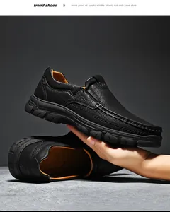 Dettaglio del mocassino da uomo in pelle nera con grana martellata e suola in gomma resistente