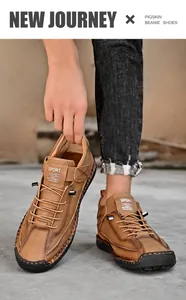 Dettaglio di stivali da uomo in pelle di maiale con cuciture a mano e logo sport