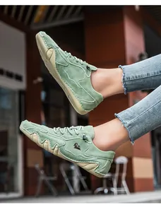 Detail der rutschfesten Gummisohle und Wildlederstruktur dieser Herren-Outdoor-Freizeitschuhe